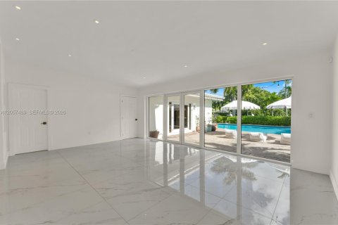 House in Miami Beach, Florida 4 bedrooms, 300.82 sq.m. № 2248841 - photo 12