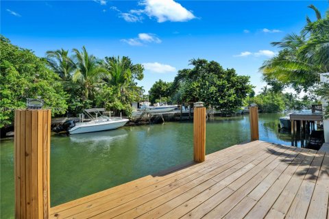House in Miami Beach, Florida 4 bedrooms, 300.82 sq.m. № 2248841 - photo 30