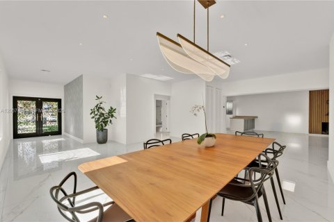 House in Miami Beach, Florida 4 bedrooms, 300.82 sq.m. № 2248841 - photo 4