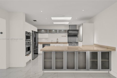 House in Miami Beach, Florida 4 bedrooms, 300.82 sq.m. № 2248841 - photo 8
