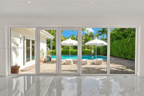 House in Miami Beach, Florida 4 bedrooms, 300.82 sq.m. № 2248841 - photo 11