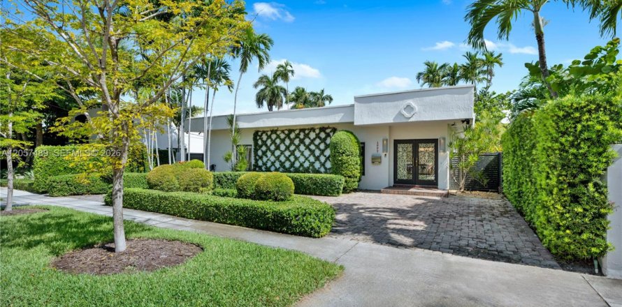House in Miami Beach, Florida 4 bedrooms, 300.82 sq.m. № 2248841