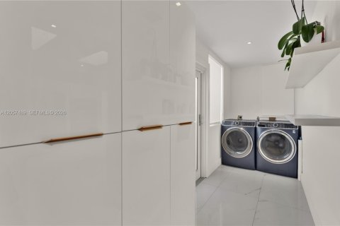 House in Miami Beach, Florida 4 bedrooms, 300.82 sq.m. № 2248841 - photo 24