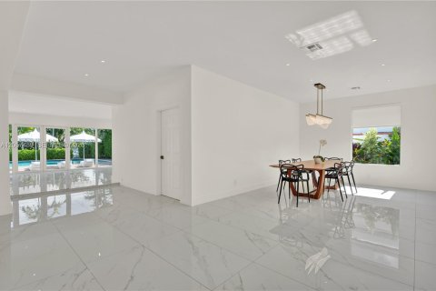House in Miami Beach, Florida 4 bedrooms, 300.82 sq.m. № 2248841 - photo 5