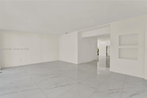 House in Miami Beach, Florida 4 bedrooms, 300.82 sq.m. № 2248841 - photo 14