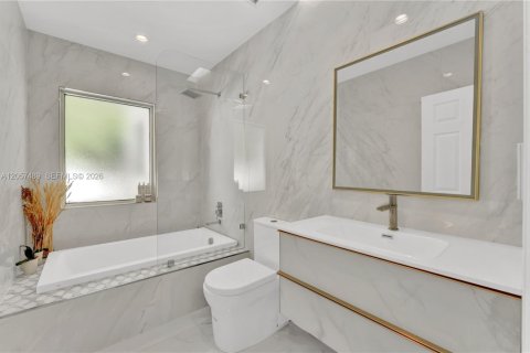 House in Miami Beach, Florida 4 bedrooms, 300.82 sq.m. № 2248841 - photo 21