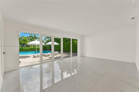 House in Miami Beach, Florida 4 bedrooms, 300.82 sq.m. № 2248841 - photo 13