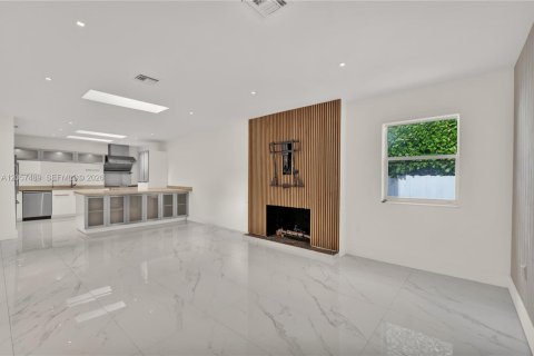 House in Miami Beach, Florida 4 bedrooms, 300.82 sq.m. № 2248841 - photo 6