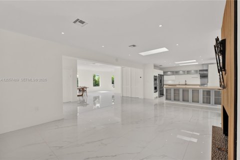 House in Miami Beach, Florida 4 bedrooms, 300.82 sq.m. № 2248841 - photo 7