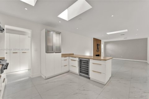 House in Miami Beach, Florida 4 bedrooms, 300.82 sq.m. № 2248841 - photo 9
