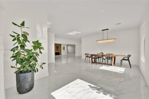 House in Miami Beach, Florida 4 bedrooms, 300.82 sq.m. № 2248841 - photo 3