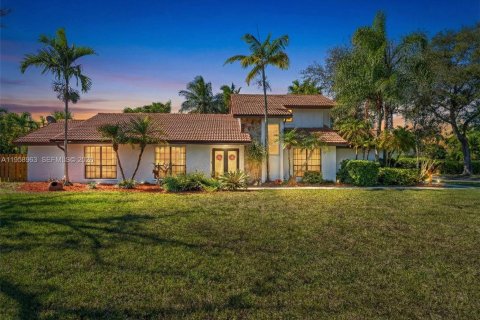 House in Miami, Florida 4 bedrooms, 240.8 sq.m. № 2019935