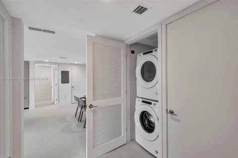 Condo in Miami, Florida, 2 bedrooms  № 1691827 - photo 12