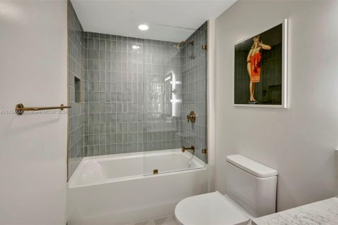 Condo in Miami, Florida, 2 bedrooms  № 1691827 - photo 15