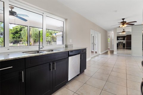 House in Cooper City, Florida 3 bedrooms, 161.46 sq.m. № 1871853 - photo 14