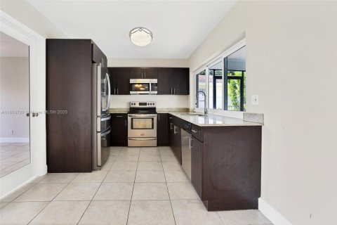 House in Cooper City, Florida 3 bedrooms, 161.46 sq.m. № 1871853 - photo 11