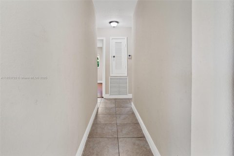 House in Cooper City, Florida 3 bedrooms, 161.46 sq.m. № 1871853 - photo 19