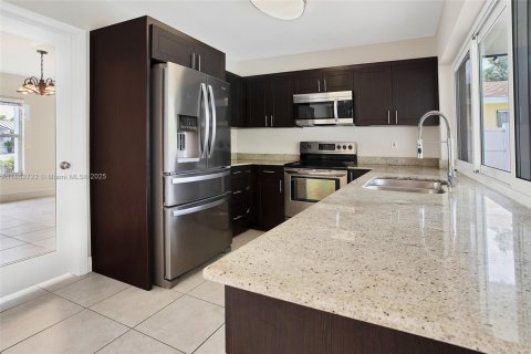 House in Cooper City, Florida 3 bedrooms, 161.46 sq.m. № 1871853 - photo 12