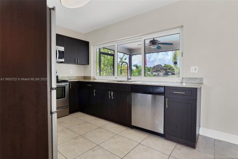 House in Cooper City, Florida 3 bedrooms, 161.46 sq.m. № 1871853 - photo 13