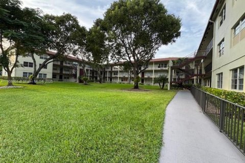 Copropriété à louer à Pembroke Pines, Floride: 1 chambre, 75.34 m2 № 1967660 - photo 1