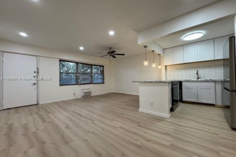 Copropriété à louer à Pembroke Pines, Floride: 1 chambre, 75.34 m2 № 1967660 - photo 3