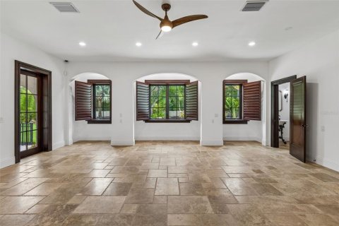 House in Tampa, Florida 4 bedrooms, 472.5 sq.m. № 2227078 - photo 18