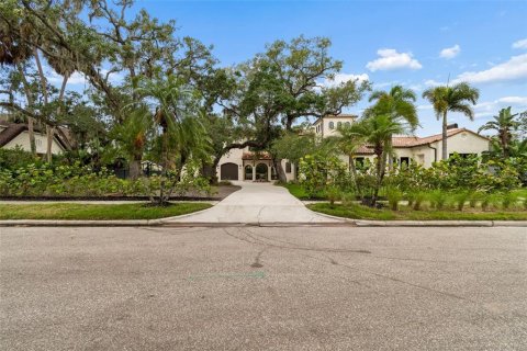 House in Tampa, Florida 4 bedrooms, 472.5 sq.m. № 2227078 - photo 2