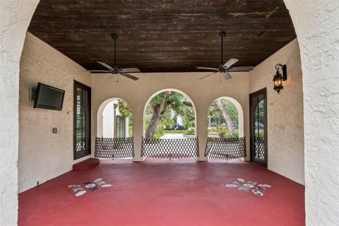 House in Tampa, Florida 4 bedrooms, 472.5 sq.m. № 2227078 - photo 16