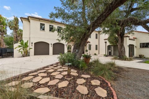 House in Tampa, Florida 4 bedrooms, 472.5 sq.m. № 2227078 - photo 6