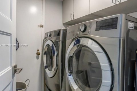 Купить кондоминиум в Халландейл-Бич, Флорида 2 спальни, 155.8м2, № 2028582 - фото 10