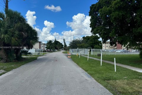 Condo in Plantation, Florida, 2 bedrooms  № 1992518 - photo 24