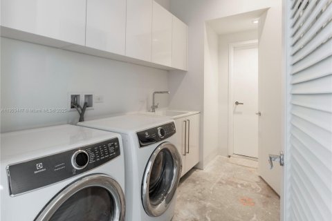 Condo in Sunny Isles Beach, Florida, 4 bedrooms  № 2060092 - photo 20