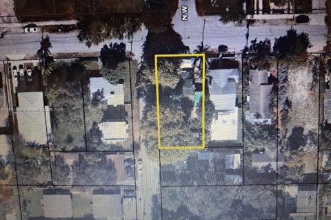 Terreno en venta en Miami, Florida № 1949506 - foto 1