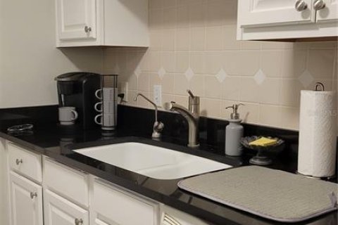 Condo in Sarasota, Florida, 2 bedrooms  № 813410 - photo 2