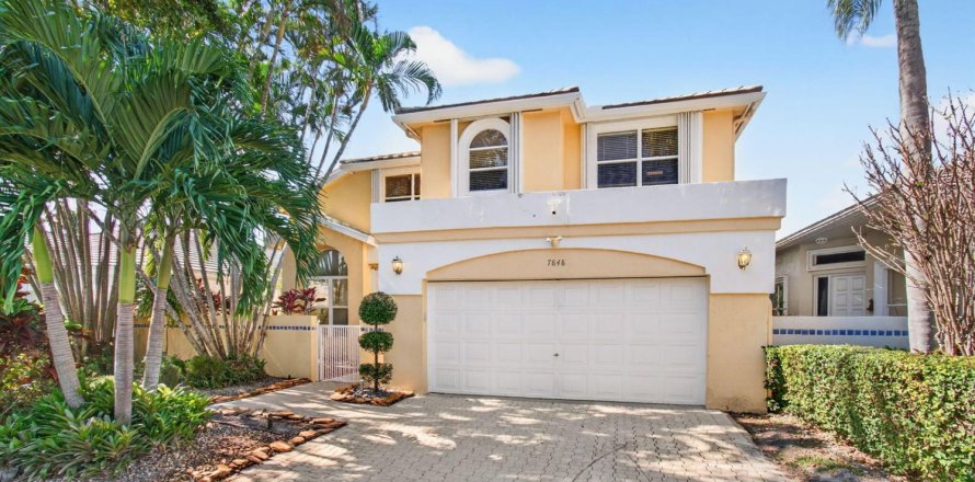 House in Boca Raton, Florida 3 bedrooms, 205.22 sq.m. № 2190773