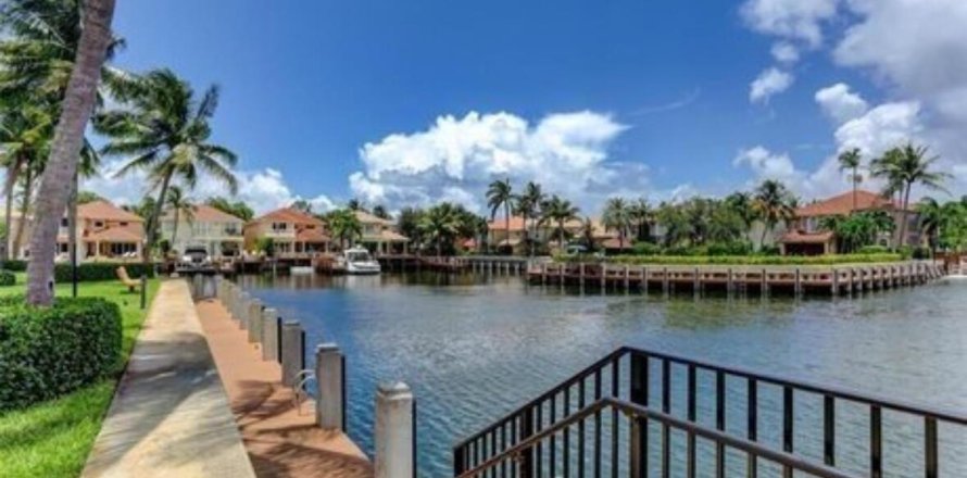 Townhouse in North Palm Beach, Florida 3 bedrooms, 204.38 sq.m. № 1077522
