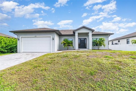 House in Cape Coral, Florida 3 bedrooms, 156.82 sq.m. № 2345381