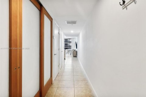 Condominio en venta en Hallandale Beach, Florida, 1 dormitorio, 78.41 m2 № 1616956 - foto 11