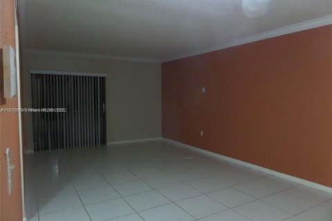 Condo in Hialeah, Florida, 1 bedroom  № 1830518 - photo 14