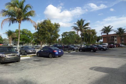 Condo in Hialeah, Florida, 1 bedroom  № 1830518 - photo 1