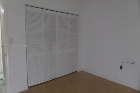 Condo in Hialeah, Florida, 1 bedroom  № 1830518 - photo 13