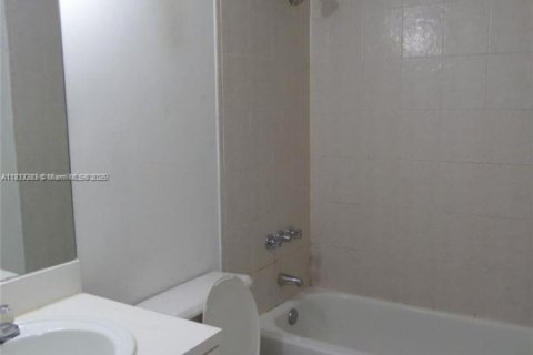 Condo in Hialeah, Florida, 1 bedroom  № 1830518 - photo 9