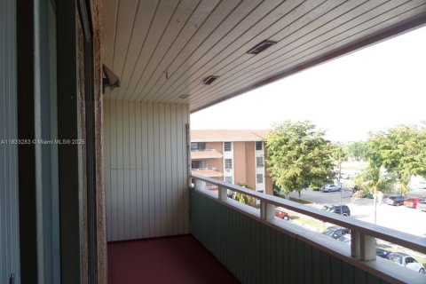 Condo in Hialeah, Florida, 1 bedroom  № 1830518 - photo 4