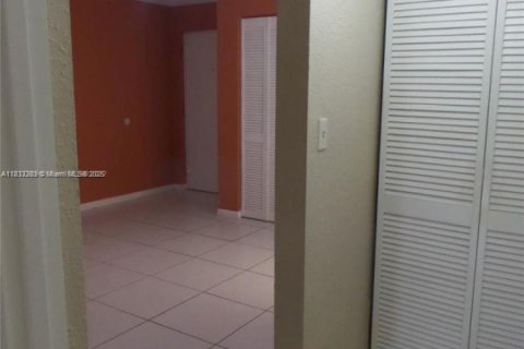 Condo in Hialeah, Florida, 1 bedroom  № 1830518 - photo 11