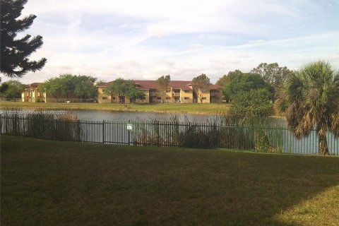 Condo in Hialeah, Florida, 1 bedroom  № 1830518 - photo 3