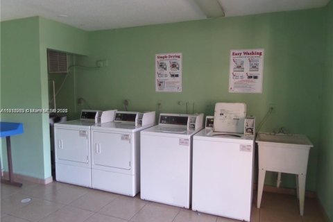 Condo in Hialeah, Florida, 1 bedroom  № 1830518 - photo 5