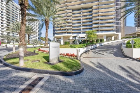 Condo in Bal Harbour, Florida, 2 bedrooms  № 1811157 - photo 2