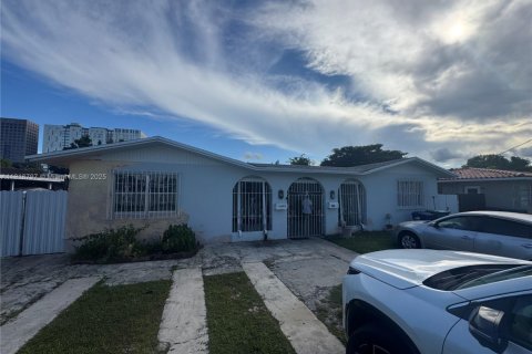 Commercial property in Sweetwater, Florida 218.51 sq.m. № 1973672 - photo 1