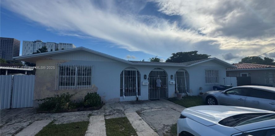 Commercial property in Sweetwater, Florida 218.51 sq.m. № 1973672