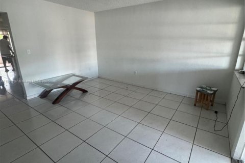 Commercial property in Sweetwater, Florida 218.51 sq.m. № 1973672 - photo 6